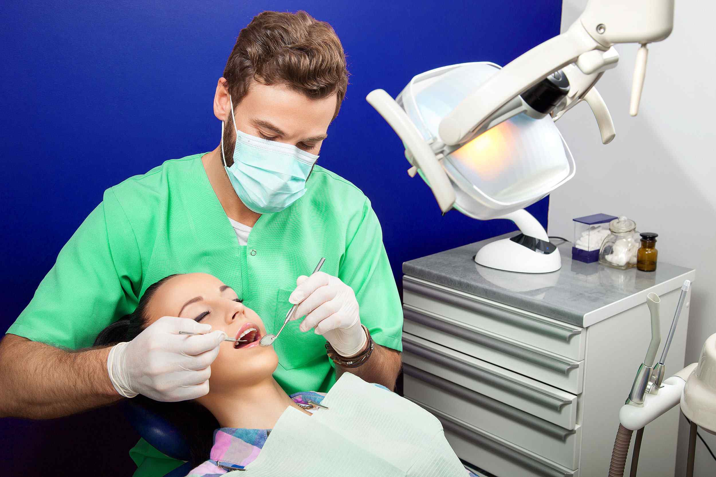https://dentwell.mx/wp-content/uploads/2020/02/img-doctor.jpg